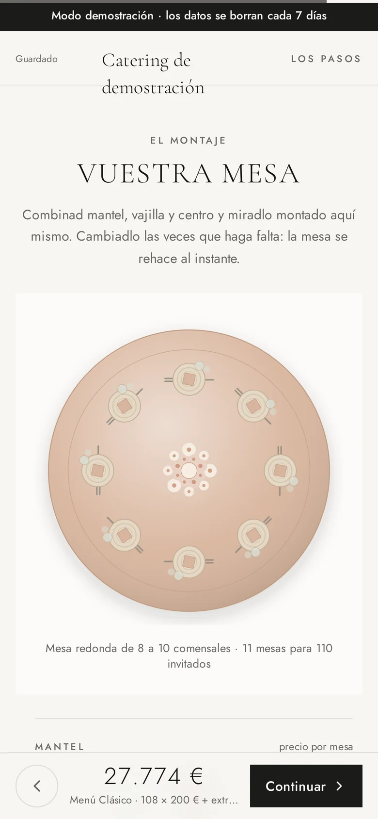 La mesa montada con mantel, vajilla y centro